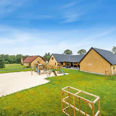 Large 30-person With Pool And Spacious Activity - 5000