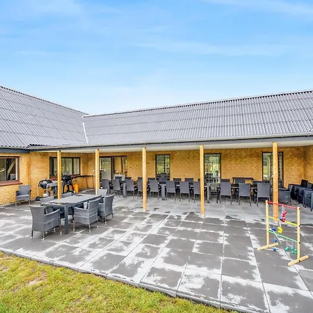Large 30-person With Pool And Spacious Activity - 5000 *