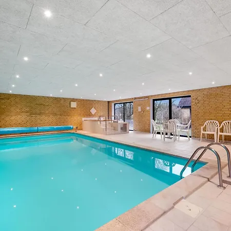 Large 30-person With Pool And Spacious Activity - 5000 *